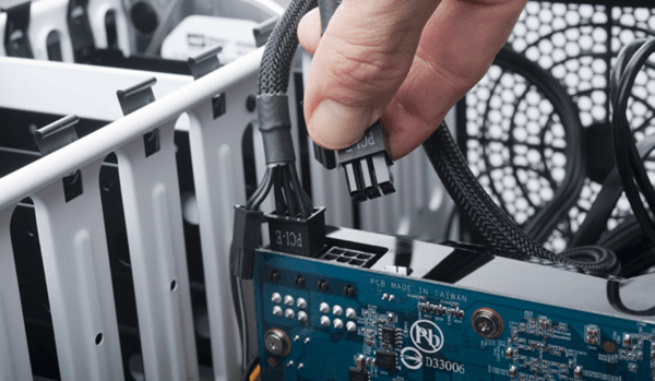 Conecte os cabos da placa gráfica