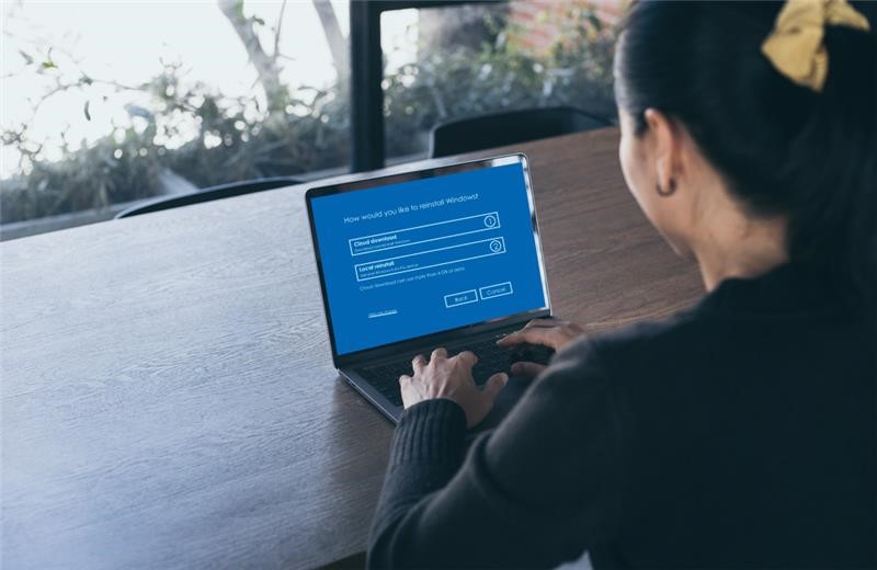 diferença entre o download na nuvem e a reinstalação local.